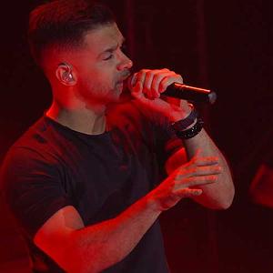 70 میلیون ستاره با صدای سیروان خسروی اجرای زنده live  زیر آب از سیروان خسروی (MP3)