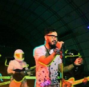 به دنبال آهنگ‌های قدیمی   شاد زیبا و شنیدنی